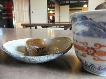 120222彦根美濠の舎②、お茶とお菓子.JPG