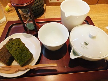 140926茶カフェ「深緑茶房」①、伊勢深蒸し茶とシフォンケーキ (コピー).JPG