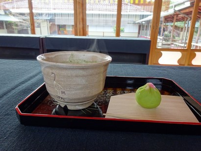 150104白鳥庭園茶室「清羽亭」⑫、お抹茶と和菓子 (コピー).JPG