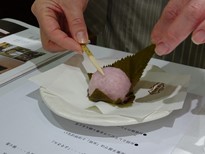 150312京都イオリカフェマナー講座③、桜餅の食べ方 (コピー).JPG