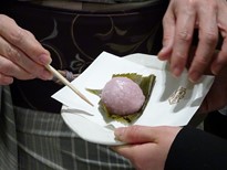 150312京都イオリカフェマナー講座⑥、桜餅の食べ方 (コピー).JPG