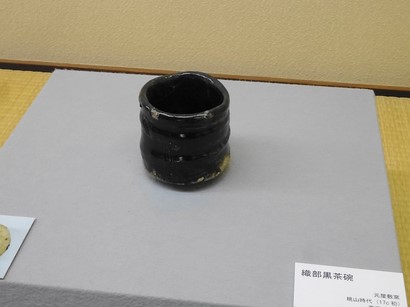 151218土岐市美濃陶磁歴史館09、織部黒茶碗 (コピー).JPG