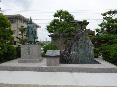 160525八橋かきつばた園①、在原業平の立像と歌碑 (コピー).JPG
