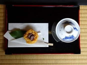 161002揚輝荘北園⑩、すすり茶とお菓子 (コピー).JPG